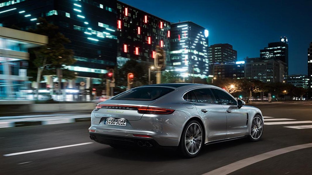 low_panamera_turbo_s_e_hybrid_executive_2017_porsche_ag