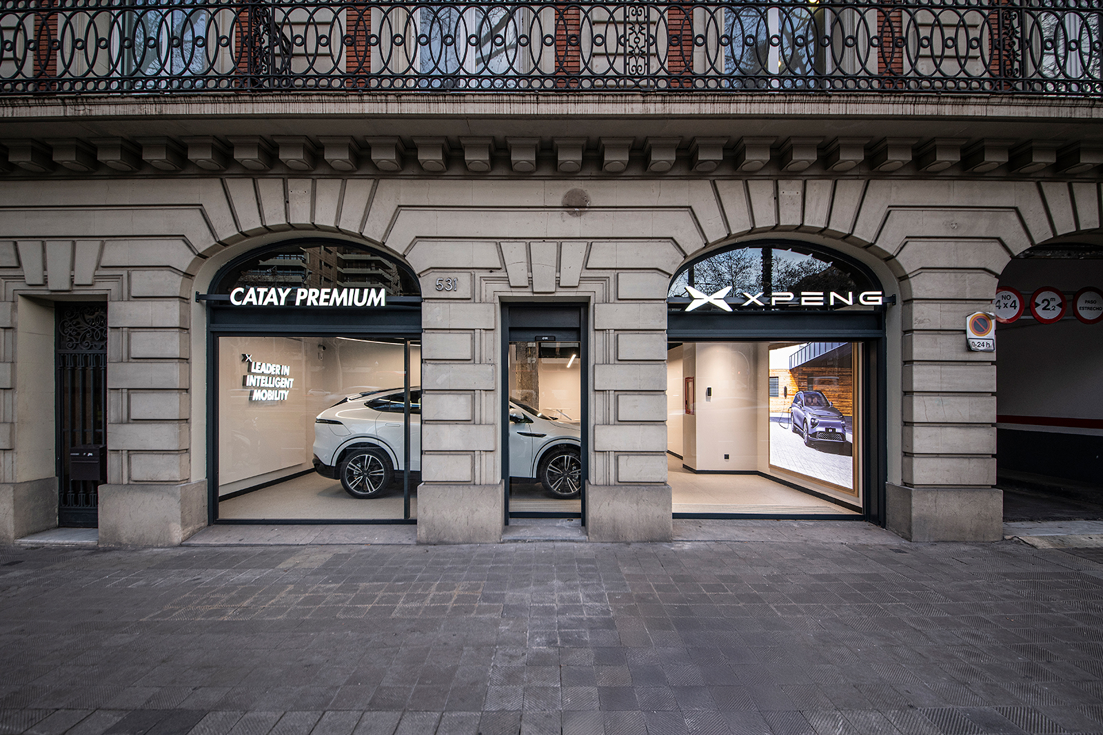 XPENG y Catay Premium inauguran el primer concesionario de la marca en ...